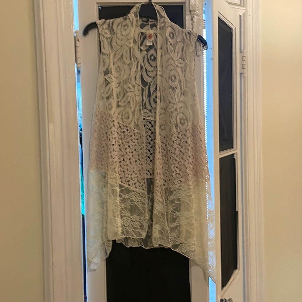 Sleeveless, lace, flowy, open front top.  Where over a simple dress or w jeans.